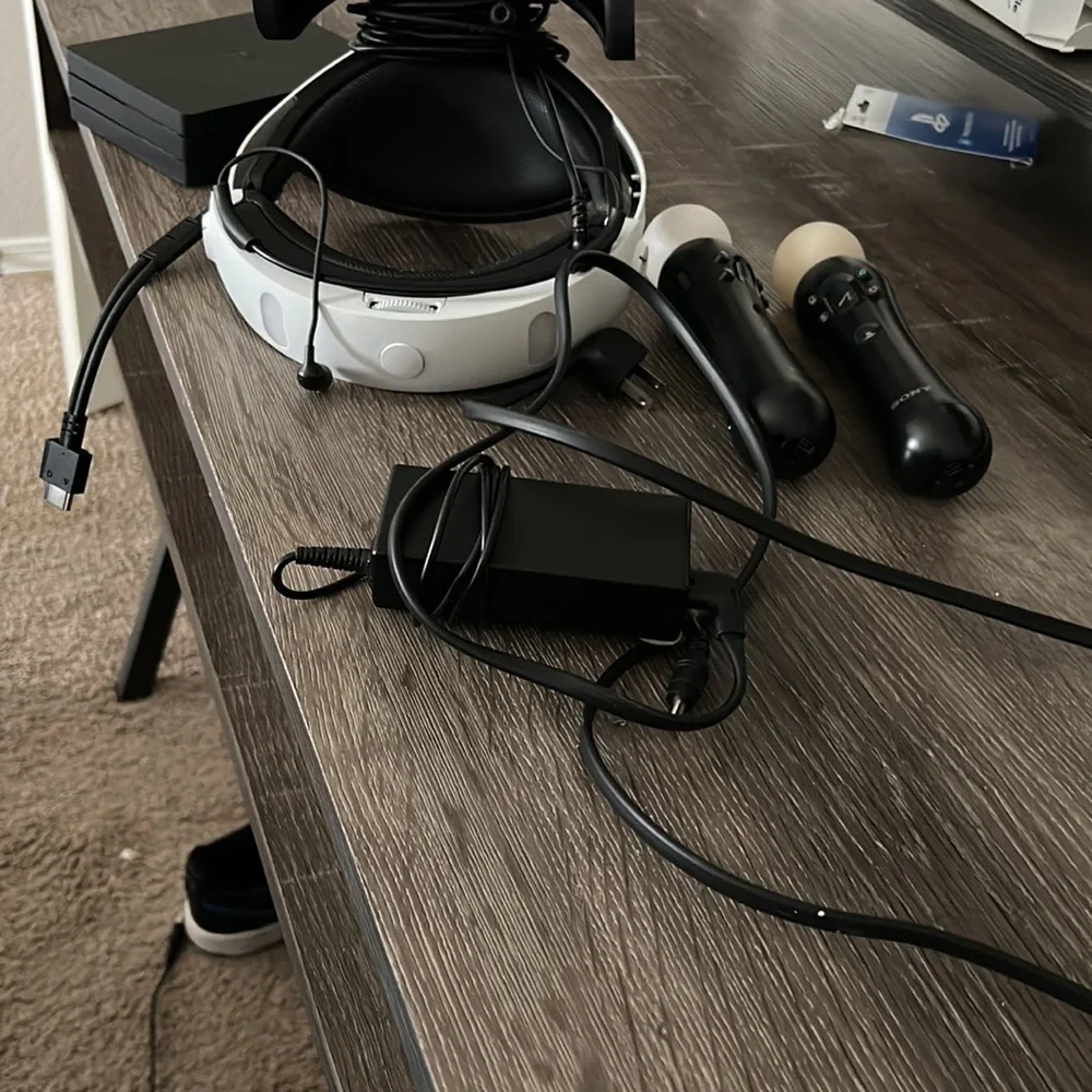 COPY - Ps4 vr headset comes with all parts except the camera. Doesn’t have box.